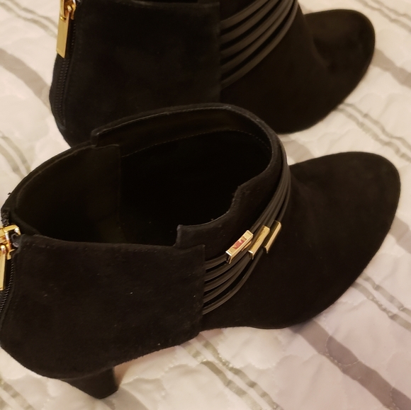 Black Suede Ankle Bootie Size 12 Bella Vita - Picture 3 of 5